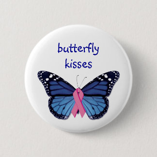 La mariposa besa el botón