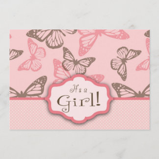 La mariposa besa la tarjeta de la invitación