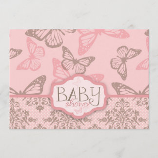 La mariposa besa la tarjeta de la invitación del