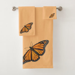 La mariposa de monarca vibrante se va volando