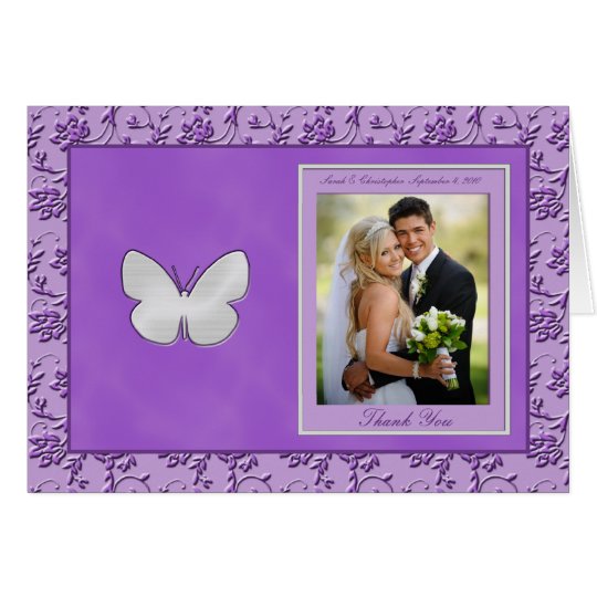 La mariposa de plata en la foto púrpura le tarjeta de felicitación