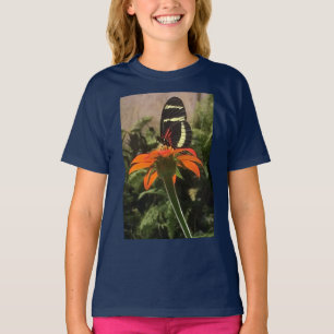 La mariposa del chica en la camisa de la flor