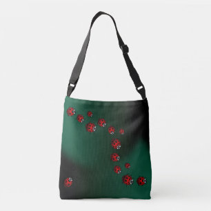 La mariquita empaqueta las bolsas de asas lindas