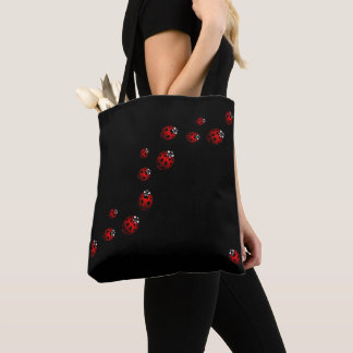 La mariquita empaqueta las bolsas de asas lindas