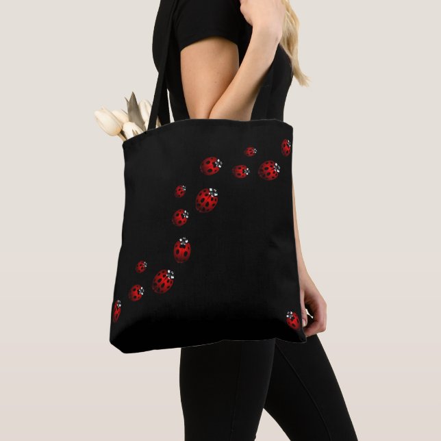 La mariquita empaqueta las bolsas de asas lindas (Detalle)