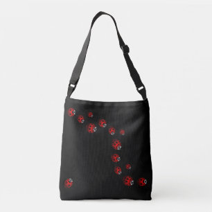 La mariquita empaqueta las bolsas de asas lindas