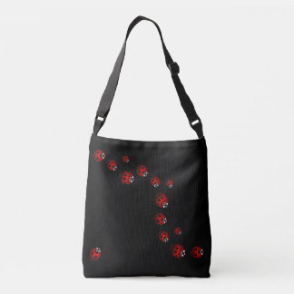La mariquita empaqueta las bolsas de asas lindas