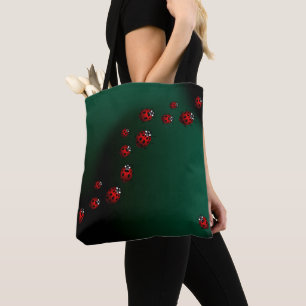 La mariquita empaqueta las bolsas de asas lindas