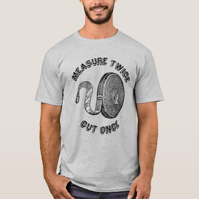 La medida cortó dos veces una vez la camisa (Anverso)