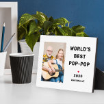 La mejor placa fotográfica personalizada del Pop d<br><div class="desc">Esta placa fotográfica personalizado, sencilla y moderna, incluye un espacio fotográfico en forma de retrato con la redacción del personalizado "Mejor Pop-Pop del mundo" (se puede personalizar) con nombres de nietos de estilo negro moderno con acento rojo cardíaco y personalización del nombre o nombres del niño. ¡Hace un gran regalo...</div>