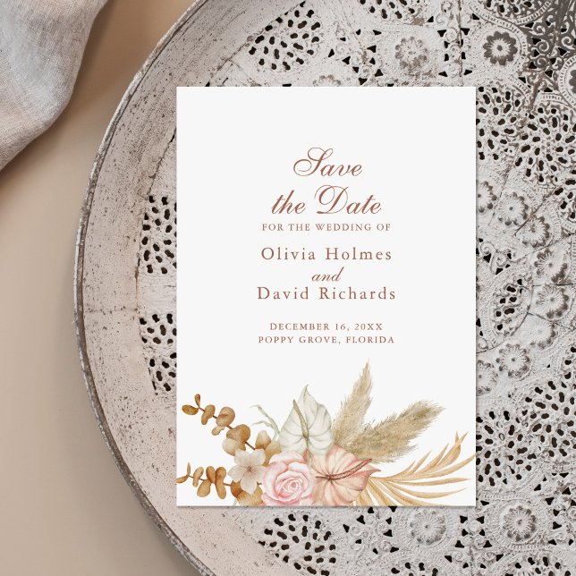 La moderna Grasa Boho Pampas salva la tarjeta de f (Modern Boho Pampas Grass Save the Date Card on a beautiful neutral boho plate.)