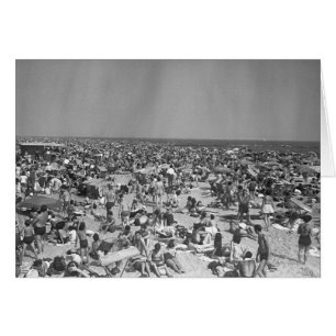 La muchedumbre de gente en la playa B&W elevó la