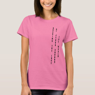La mujer comparte la camisa del amor