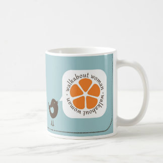 La mujer del Walkabout puso un pájaro en él taza -