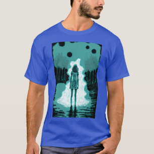 la mujer en la camiseta psicodélica del lago