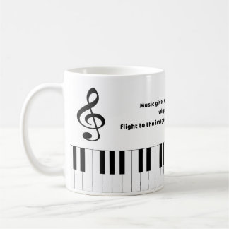 La música del piano cita la taza de café