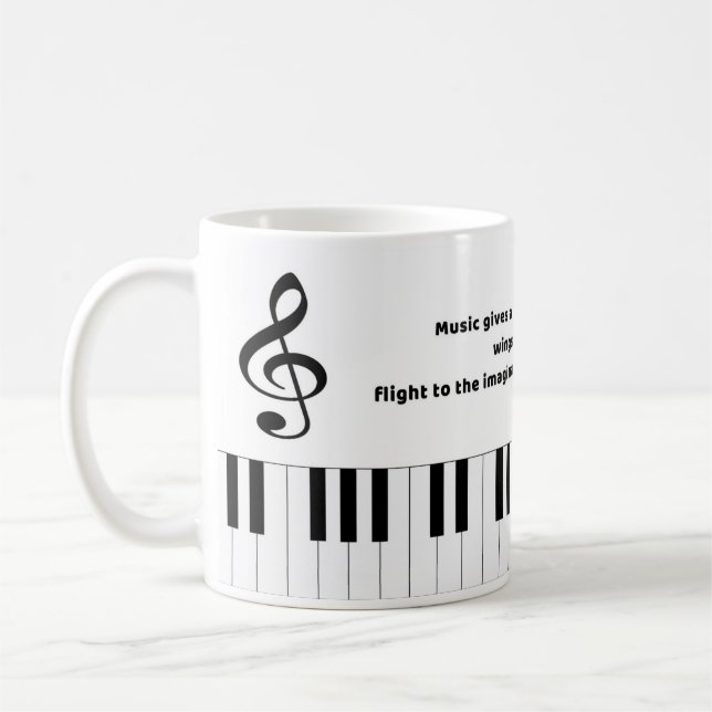 La música del piano cita la taza de café (Izquierda)