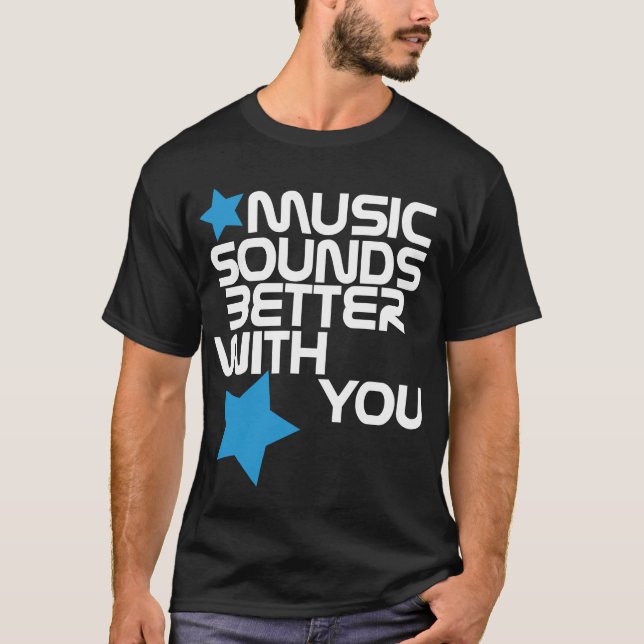 La música suena mejor con usted la camiseta (Anverso)