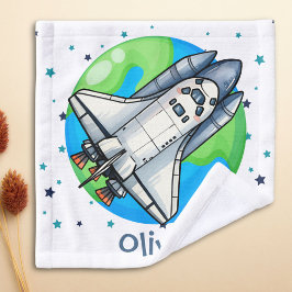 La nave espacial corta alrededor de la Tierra