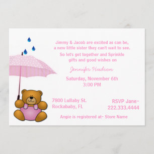 La niña del oso de peluche asperja la invitación