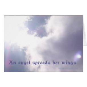 la nube real un ángel separa sus alas