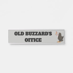 La oficina del viejo Buzzard colgando placa de nom