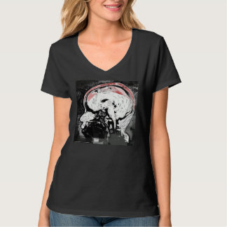 La oscuridad explora la camiseta con cuello de