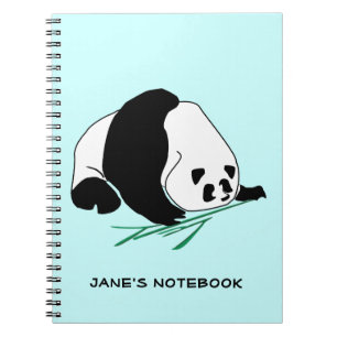 La panda blanco y negro come el cuaderno de bambú