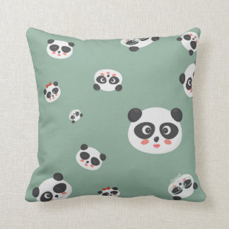 La panda linda hace frente a la almohada o al