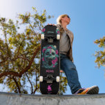 La patineta "originalmente Chica" con cráneo<br><div class="desc">La cubierta de patinaje "Originalmente Chica" es una marca única y nueva creada por mí. Puede personalizarlo con el nombre que desee, como por ejemplo 'Stonewall' o 'Eskimo'. Es liviano, suave y flexible - perfecto para chicas que quieren aprender a patinar! Pulsa en "Detalles", desplázate hacia abajo y oprime el...</div>