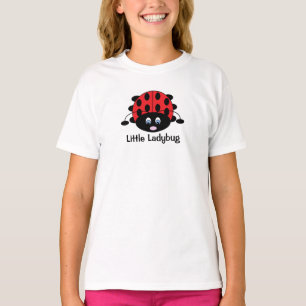 La pequeña mariquita embroma la camisa