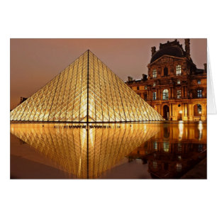 La pirámide del Louvre en el patio del Louvre
