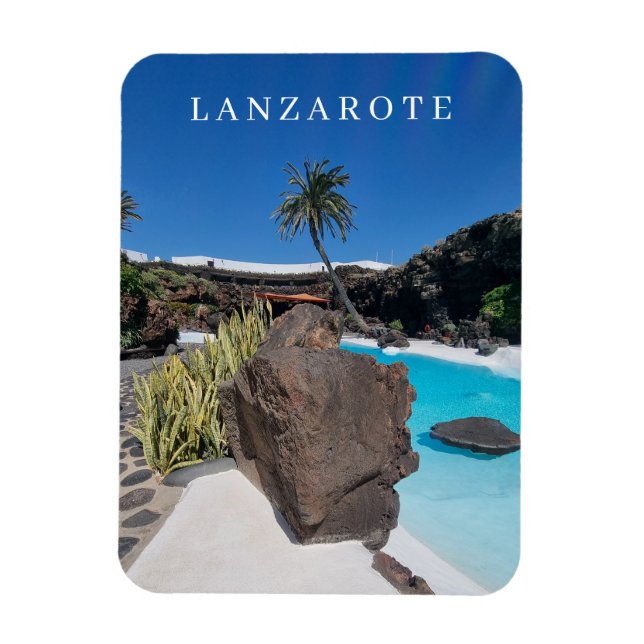La piscina de Lanzarote y el imán con vistas a las (Vertical)