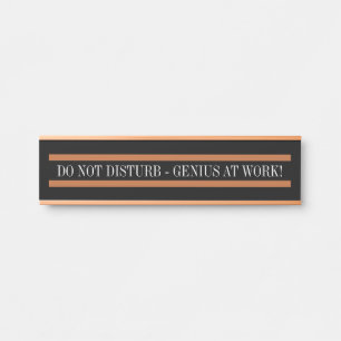 La placa de identificación colgante no perturba e