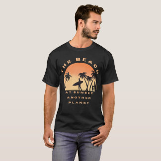 la playa al atardecer camiseta otro planeta