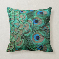 la pluma del pavo real encajona la almohada