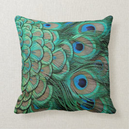 la pluma del pavo real encajona la almohada