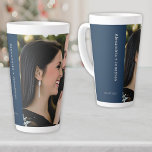 La primera taza navideña de la pareja personalizad<br><div class="desc">Celebra tu primera Navidad en pareja con esta primera taza navideña personalizada. Esta taza festiva presenta un diseño delicioso que muestra sus nombres en un elegante tipo de letra sans-serif en una encantadora bandera azul, acompañada de su fecha especial. En el lado opuesto hay espacio para una foto muy apreciada...</div>