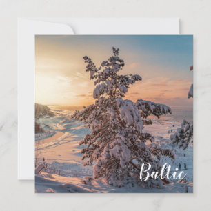 La puesta de sol sobre la costa del mar con nevada