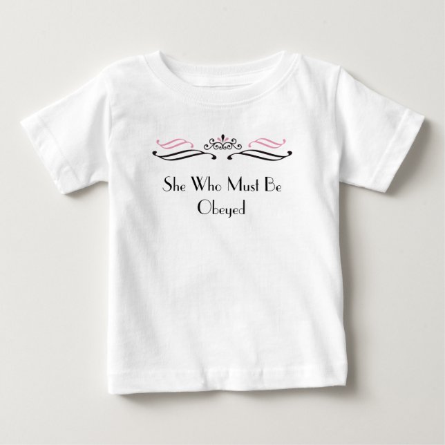 La Que Debe Ser Obedecida Camisa Corona Tiara (Anverso)