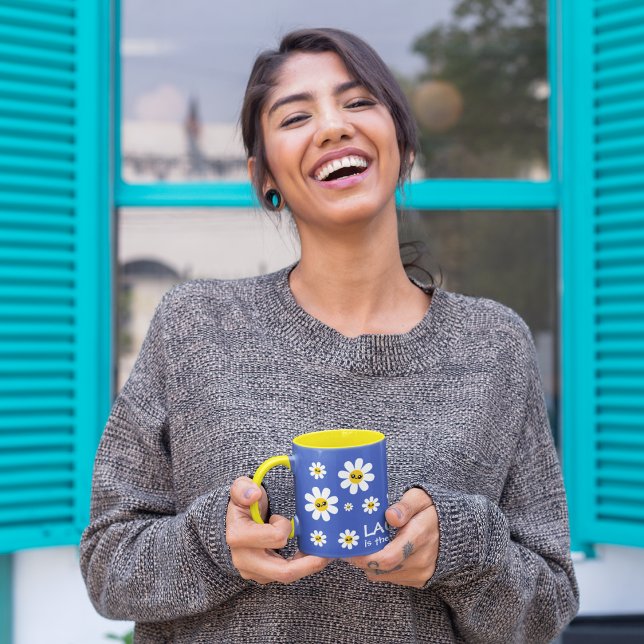La risa es la mejor taza de medicina (Cheer someone up with this, "Laughter is the best medicine" daisy mug! )