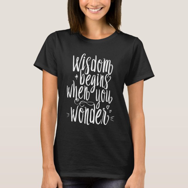 La Sabiduría Empieza Cuando Te Preguntas Camiseta  (Anverso)