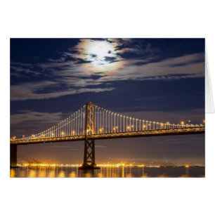 La salida de la luna esta noche sobre el puente de