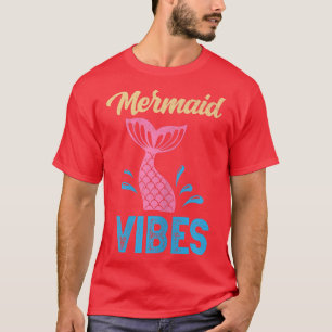 La sirena vibra con una camiseta de una sirvienta