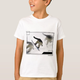 La snowboard cerca la camiseta de los niños con