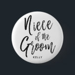 La sobrina del Groom | Botón Boda de script<br><div class="desc">Haga que la sobrina del Groom se sienta más apreciada con estos botones personalizados especiales. Presenta las palabras "La sobrina del Groom" en un texto elegante estilo script sobre un fondo blanco.</div>