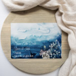 La tarjeta de fecha de la Pizza Rustica del Océano<br><div class="desc">Este rústico apartamento oceánico, salvo la tarjeta de fecha, es perfecto para su rústico boda de boho playa. Este diseño presenta una caligrafía en negrita en blanco y negro con un fondo oceánico que combina la boda de destino de la playa o el boda moderno casual en primavera, verano o...</div>