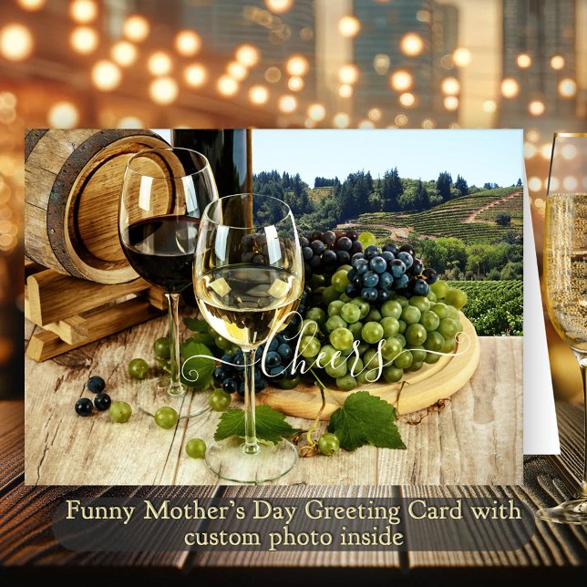La tarjeta de felicitación del Día de la Madre (Funny Mother's Day greeting card featuring a wine theme and custom photo inside)