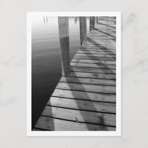 La tarjeta postal del muelle del barco de madera