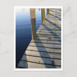 La tarjeta postal del muelle del barco de madera